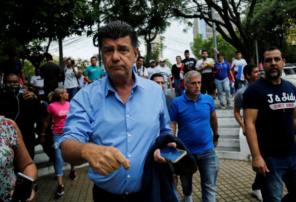 巴拉圭總統候選人艾里格里參與競選集會，走進人群。路透社