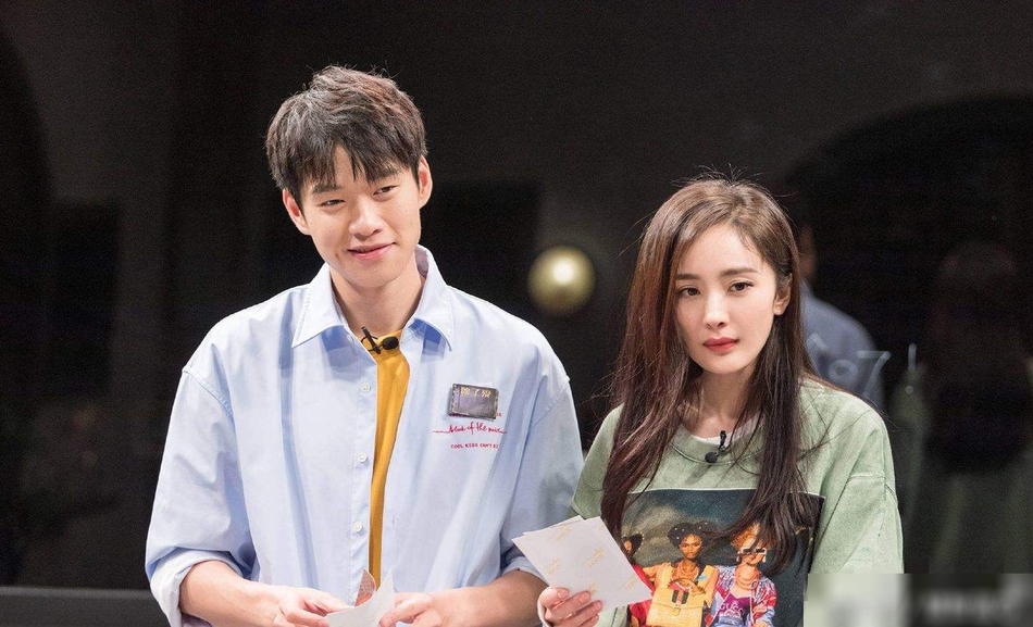 33岁杨幂（右）今年８月跟细两岁的魏大勋传谱出「姊弟恋」。