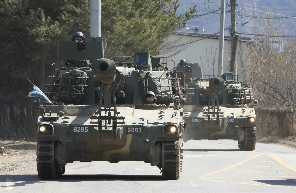 南韩和美国军队周一举行了多年来最大规模的联合军事演习，南韩军队的K-5坦克靠近朝鲜边境的涟川移动。AP