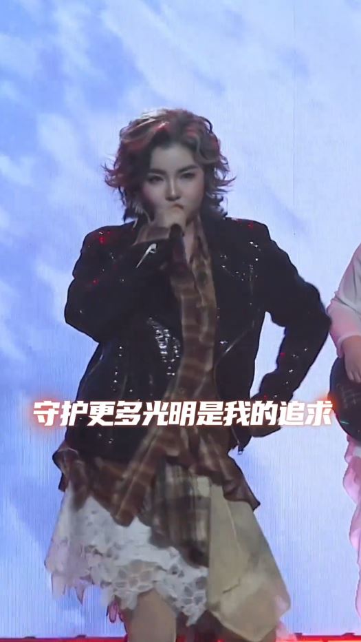 眼科醫生崔莉同時也是搖滾歌手及楝篤笑演員。抖音