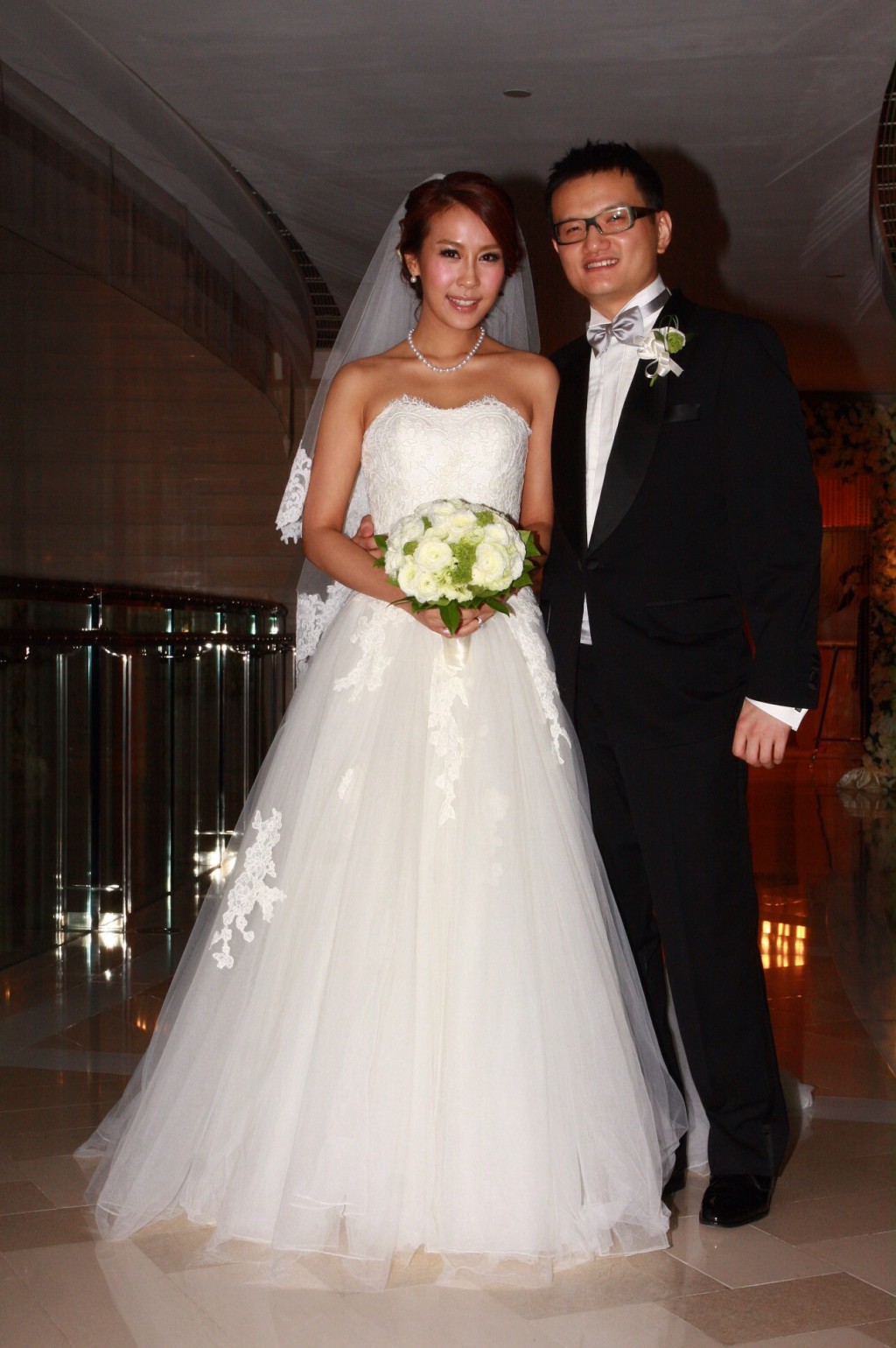 曹敏莉2010年與坐擁億萬身家的金融才俊男友張家傑結婚。