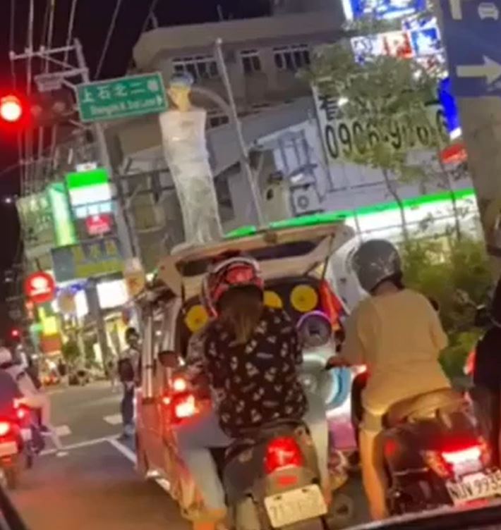 男子被五花大绑在车顶上，险象横生。(记者新闻网@YouTube)