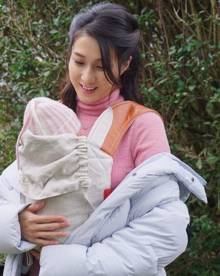 鍾嘉欣早前貼出抱住細女的照片，見她已經回復V面，狀態勁fit。