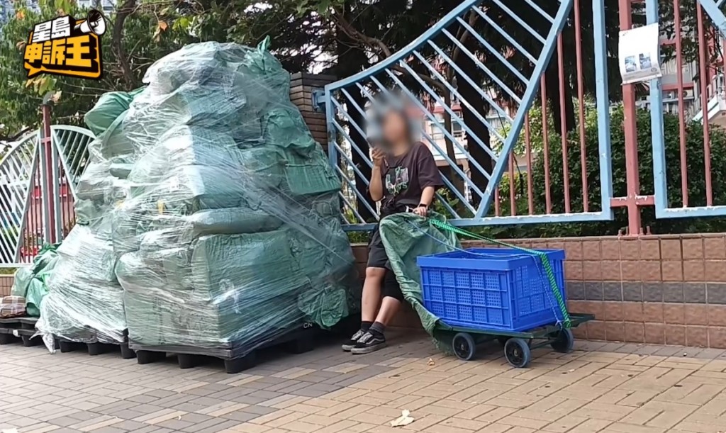 司機落完貨離開後,一名疑似是步兵組長的女子推着手推車到來,又通知其他步兵到場。 司機落完貨離開後,一名疑似是步兵組長的女子推着手推車到來,又通知其他步兵到場。