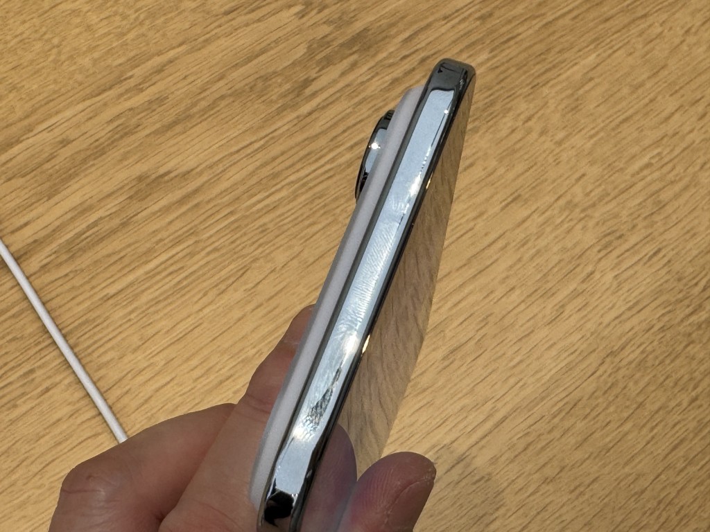iPhone Air邊框仍然是鈦金屬,加上表面拋光,容易留下指紋。 iPhone Air邊框仍然是鈦金屬,加上表面拋光,容易留下指紋。