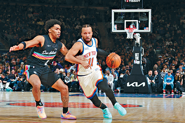 紐約人謝倫般臣(右)貢獻24分7助攻。