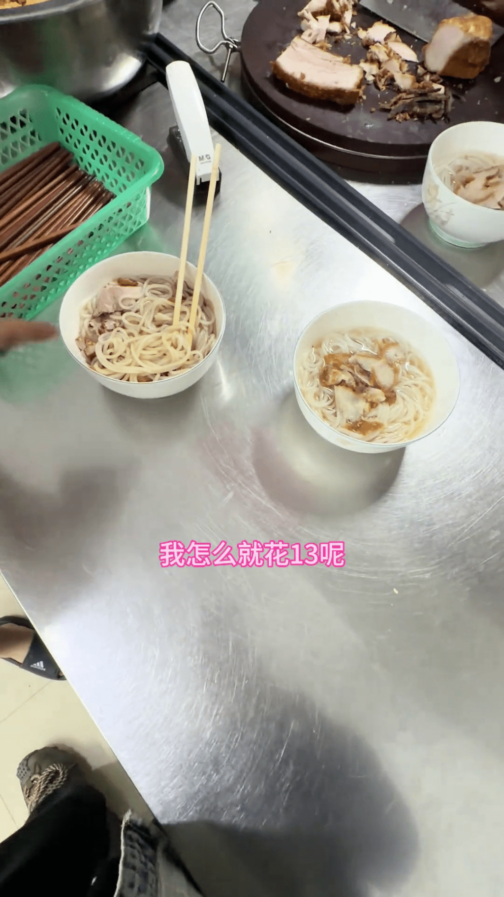 若点“桂林米粉”会被视作外地人而被多收钱，本地人则通常叫“卤菜粉”，两者实为同一食物。  抖音