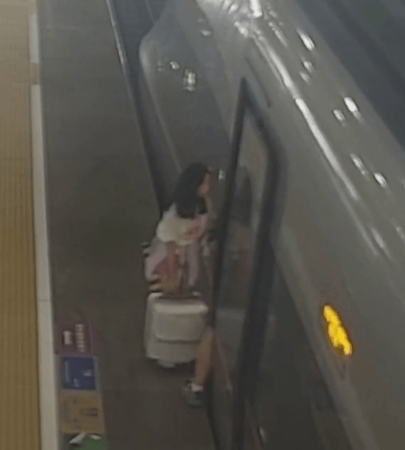 男子再次阻車門關閉，讓女兒上車。