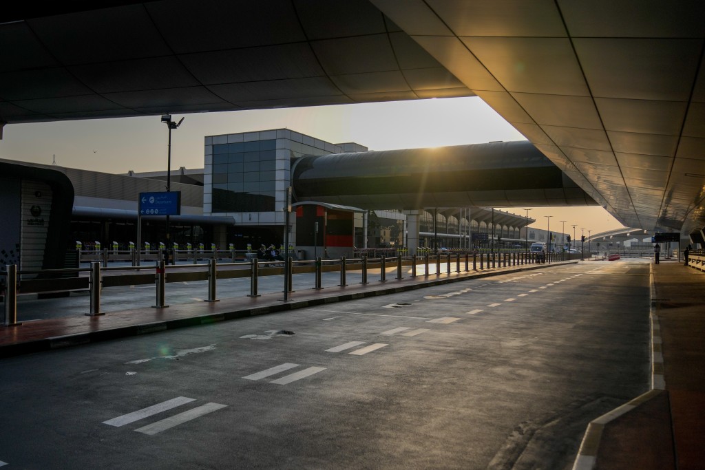 在杜拜机场外没有辆。美联社 在杜拜机场外没有辆。美联社