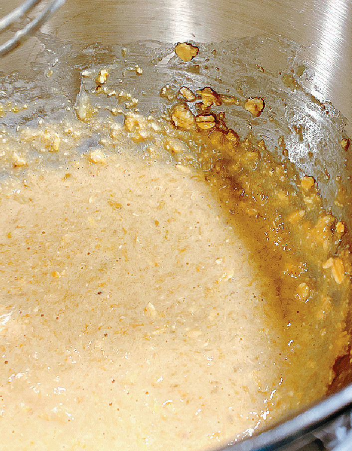 将香蕉、枫树糖浆、鸡蛋、全燕麦、梳打粉搅匀，直至滑溜。