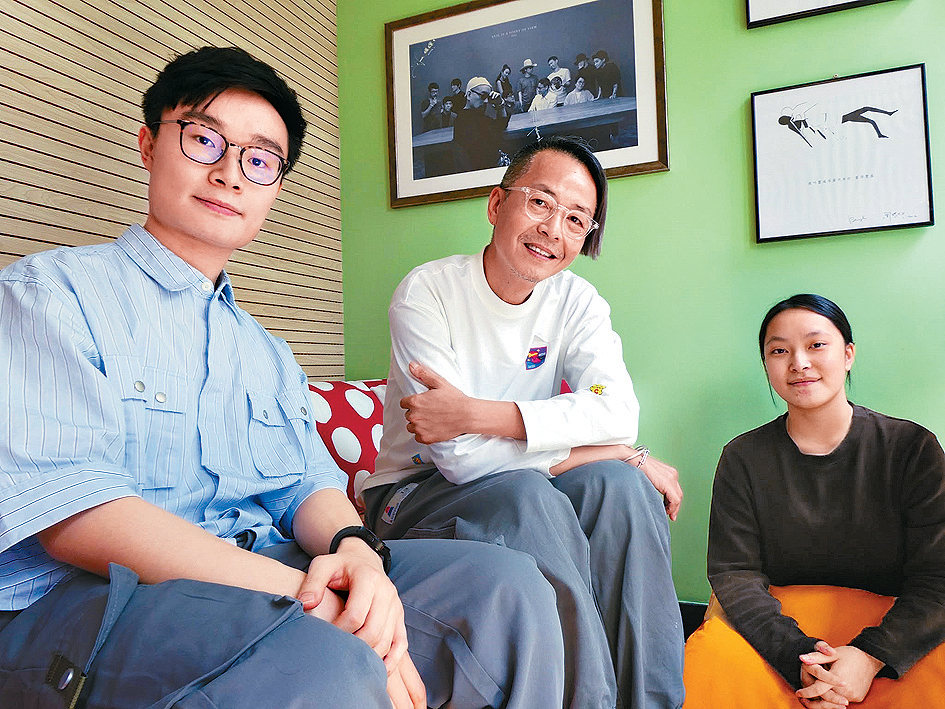 陳敬樂（左）與李穎浠（右）分別以歌傳情，訴說各自故事。周耀輝（中）樂見學生分享生活點滴，作為創作素材。