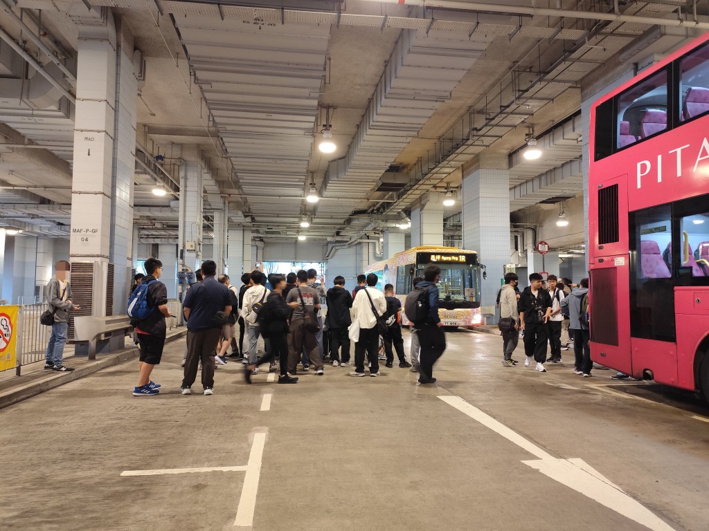 多名巴士迷為影馬年特別巴士，衝出馬路。網上圖片