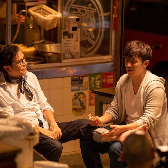 姜卓文（右）與爸爸姜大衛曾合拍《離不開的牛雜麵》。