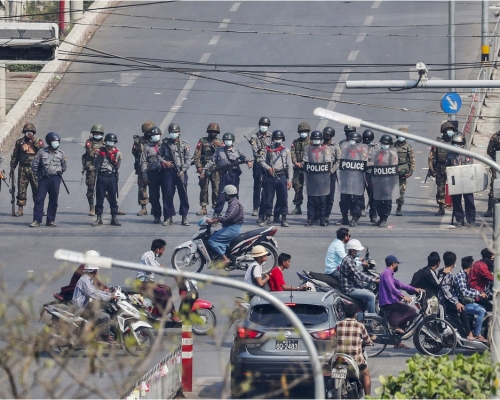 緬甸警方出動驅散示威者。AP