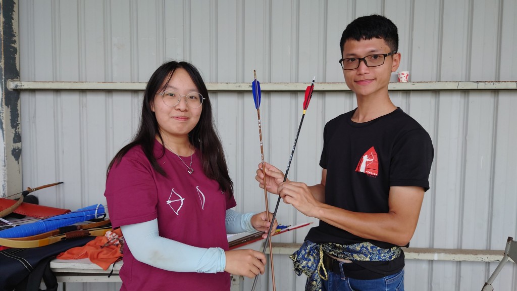 李嘉耀與台灣朋友交換弓箭。 