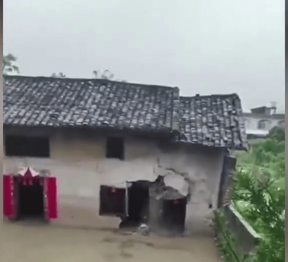 廣西玉林，兩層高老房因暴雨洪澇倒塌。 網片截圖