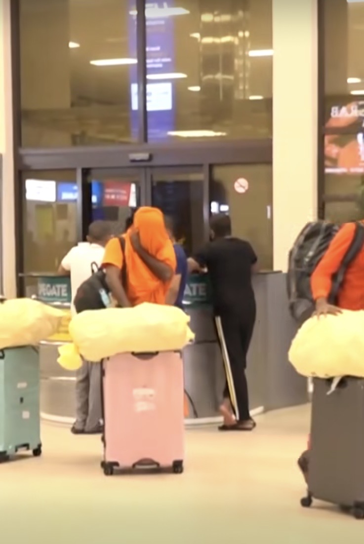 斯里蘭卡年輕憎侶集體赴泰國運大麻。 fb / Resa