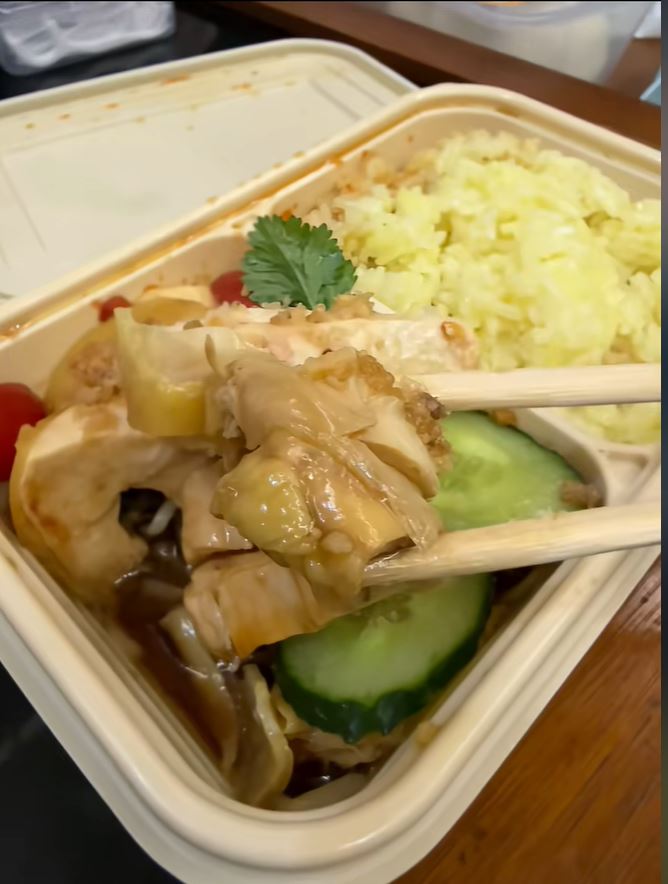 王治强调自己用心做好每份海南鸡饭。