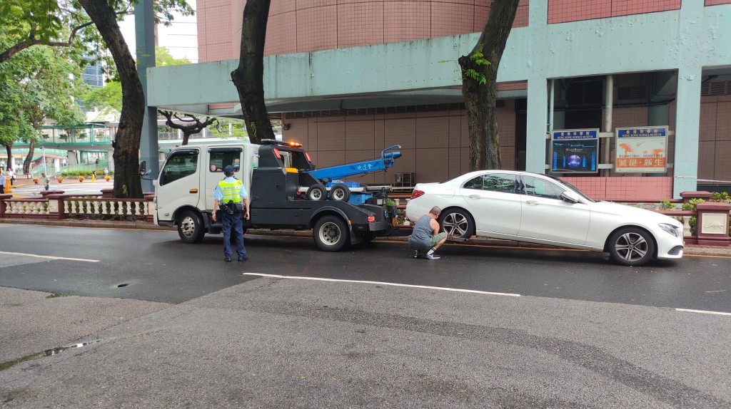 警西九龍黑點打擊違泊拘1男 發763張牛肉乾及拖7車