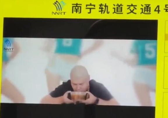 片中有穿熱褲女子跳舞畫面。抖音@打卡南寧