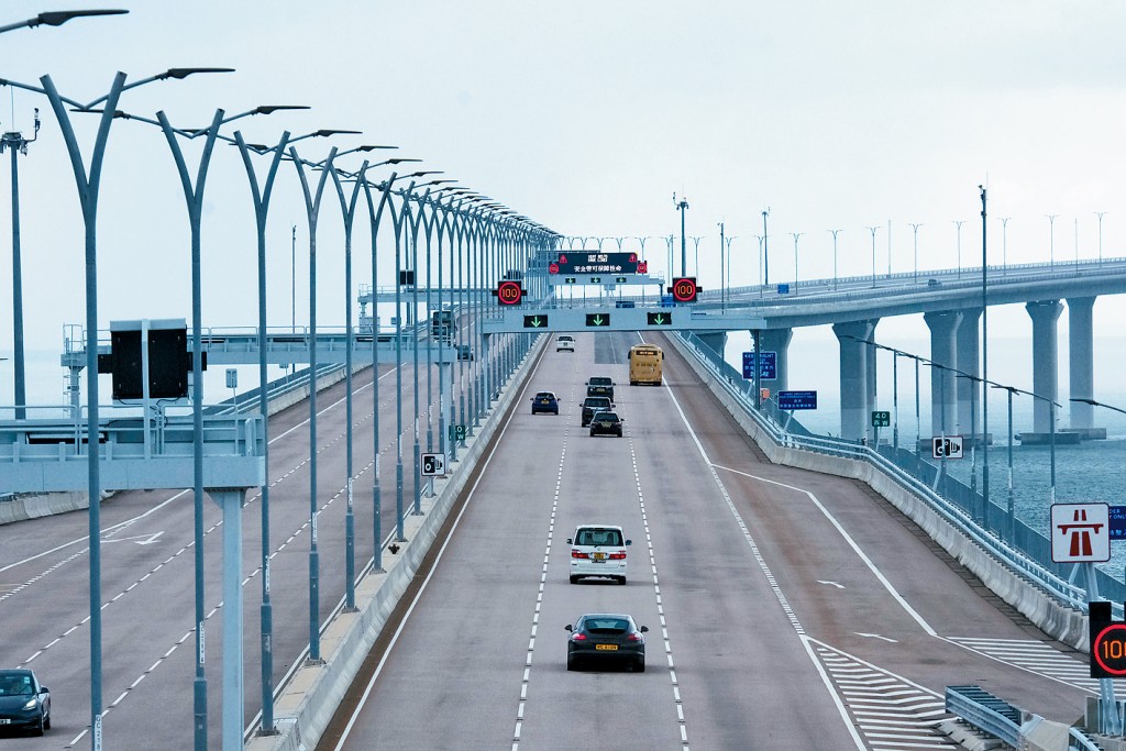 現時港珠澳大橋香港口岸停車場4種停車位中，只有輕型貨車泊車位的使用率超過5成。