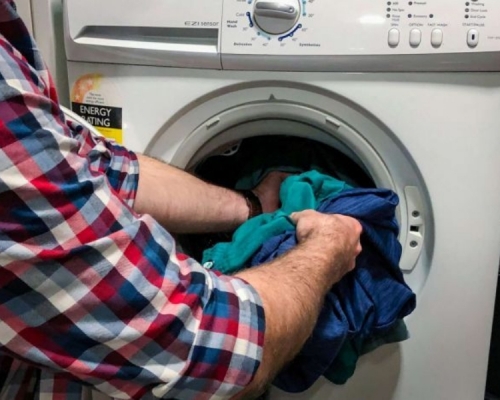 奶奶更指「男人洗衣服晾衣服會身體不好」。網圖