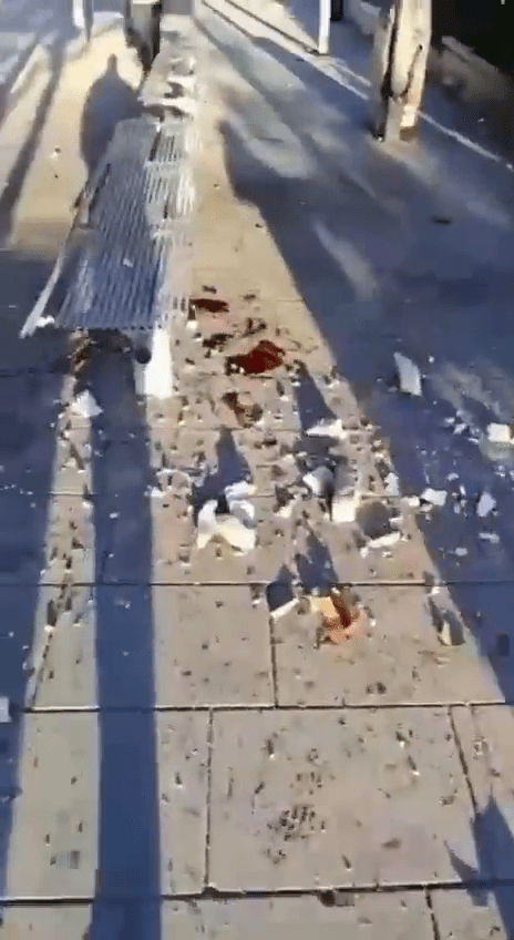 爆炸发生后，地上满布碎片，一片狼藉。