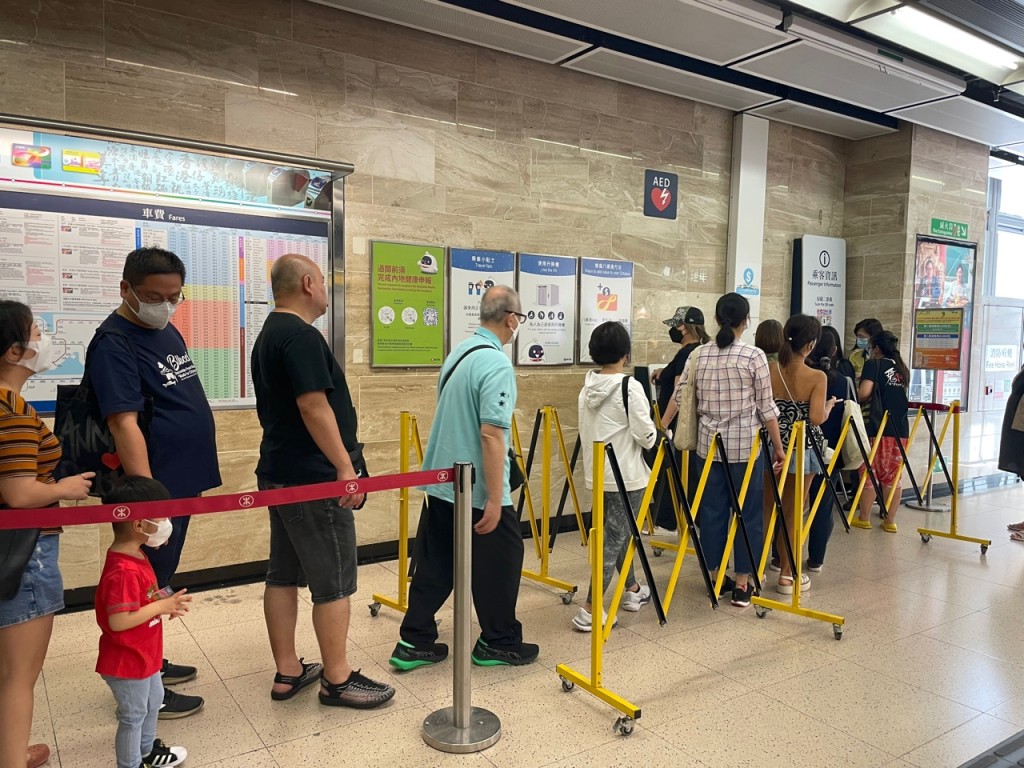 沙田站今早曾出现排队领取消费券或交通津贴的人龙。谢宗英摄