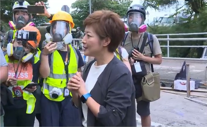 中大教职员尝试缓和局势。NOW新闻截图