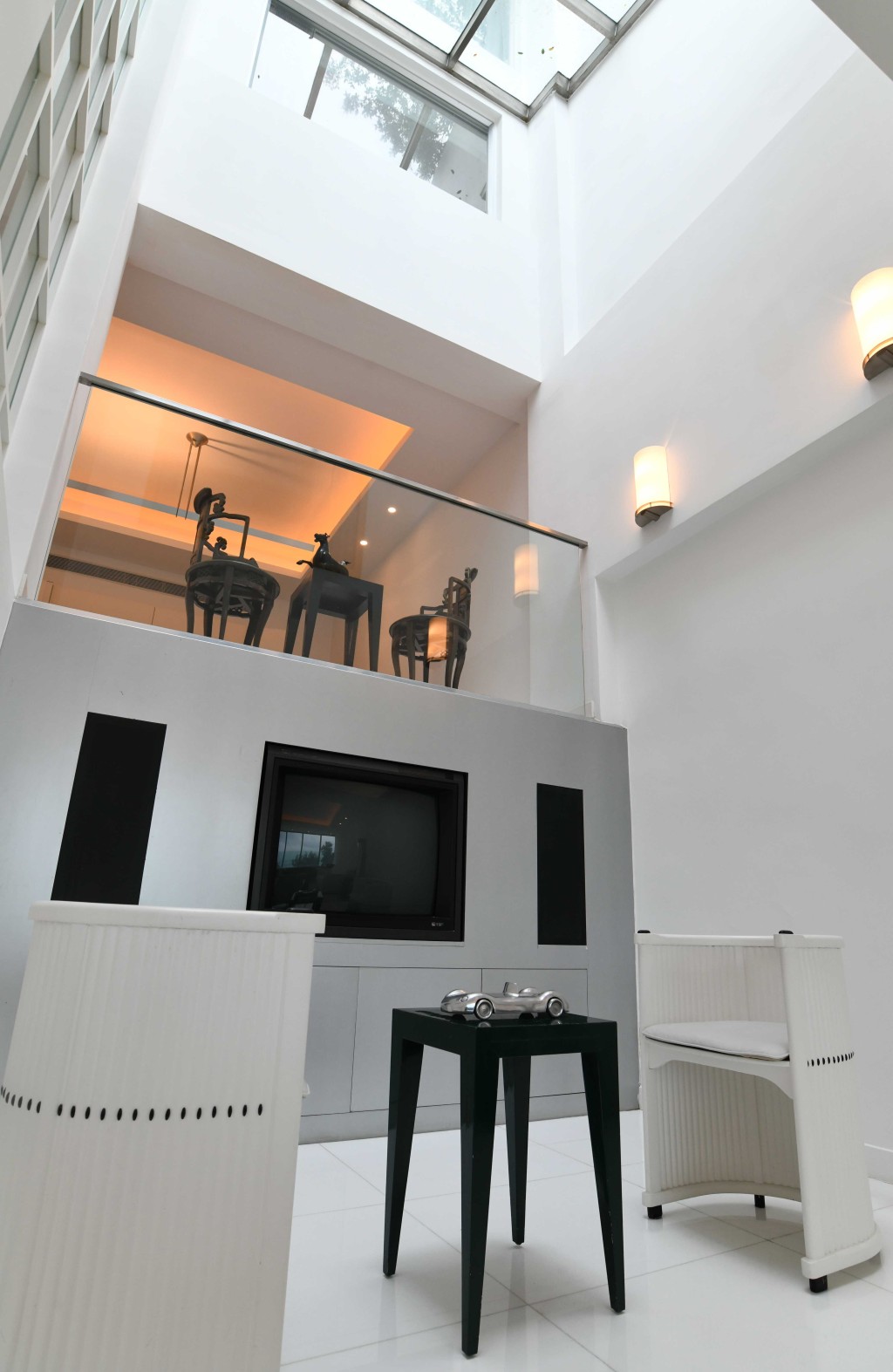 巧妙運用大宅天井的特點,不但引入開揚日光,亦充滿空間感。