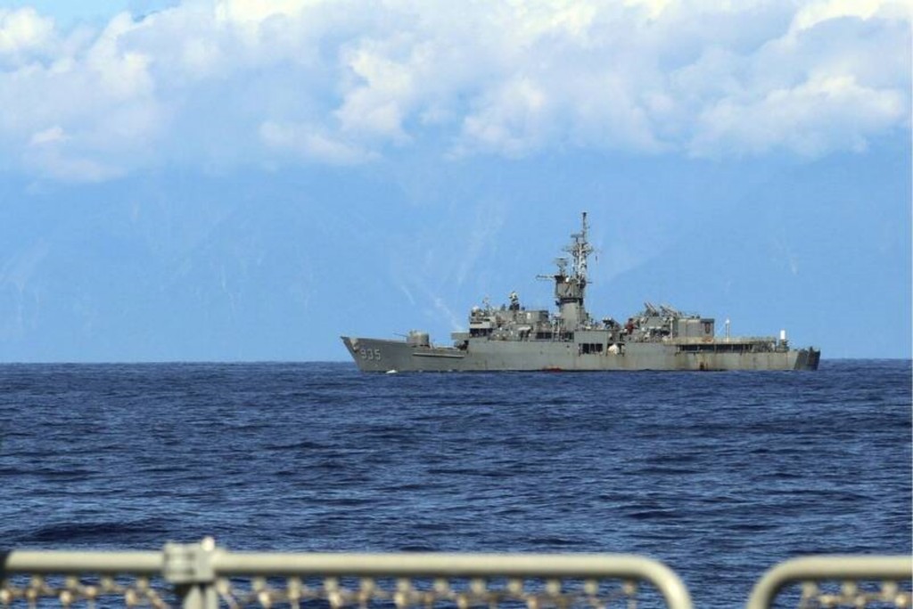 兩岸各10艘軍艦繼續在台海中線一帶對峙。AP