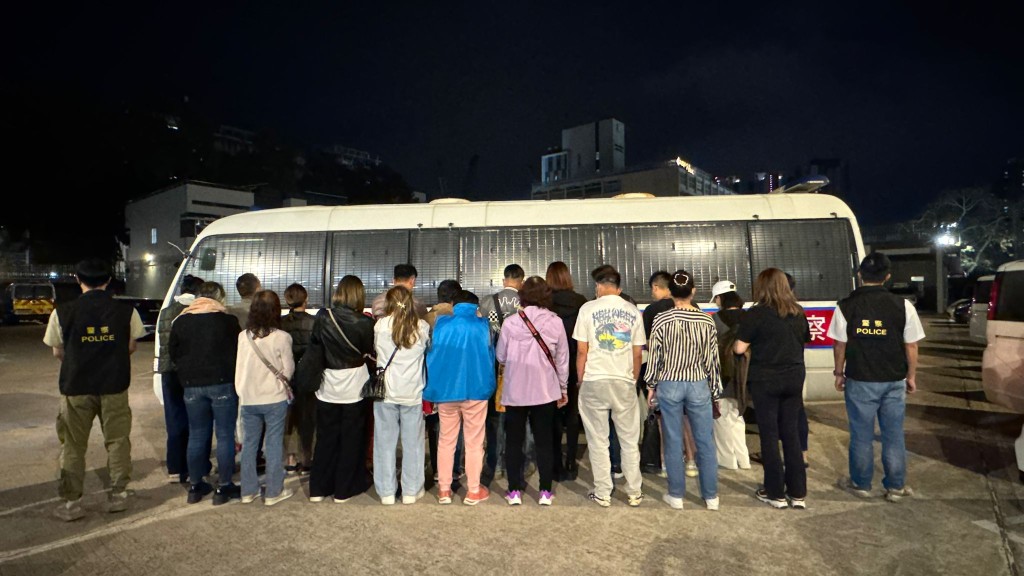 警元朗冚賭拘𢫨23人 檢賭具及數千元現金。警方圖片