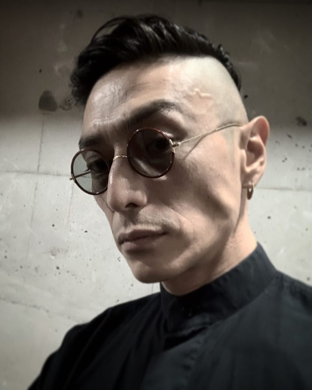 模特兒出身的伊勢谷演出多部電視電影。