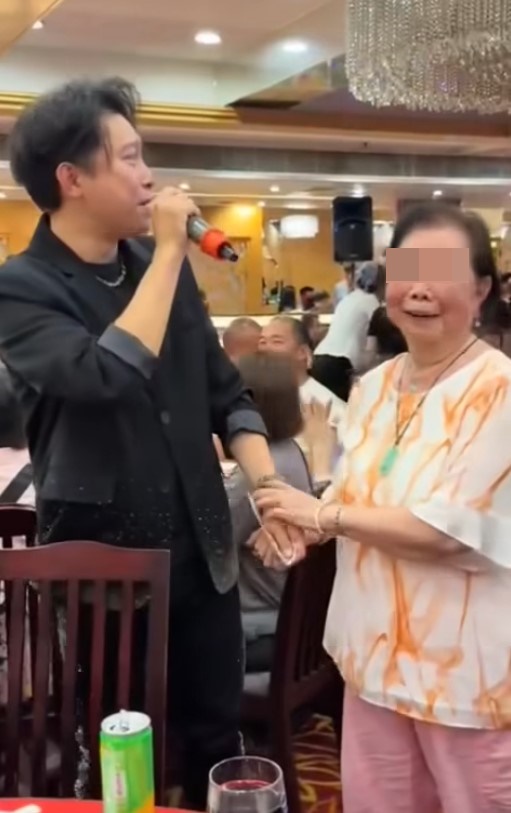 熱情女士將500元塞入禢振華手中。 熱情女士將500元塞入禢振華手中。