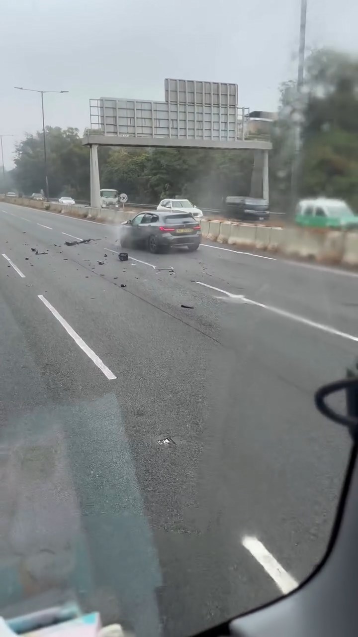 私家車撞壆後停在路中心。網上片段截圖 私家車撞壆後停在路中心。網上片段截圖