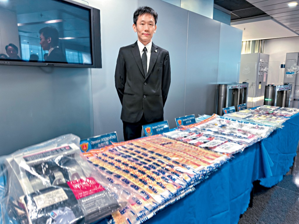 警方有組織罪案及三合會調查科總督察劉浩德,交代案情及展示案中證物。