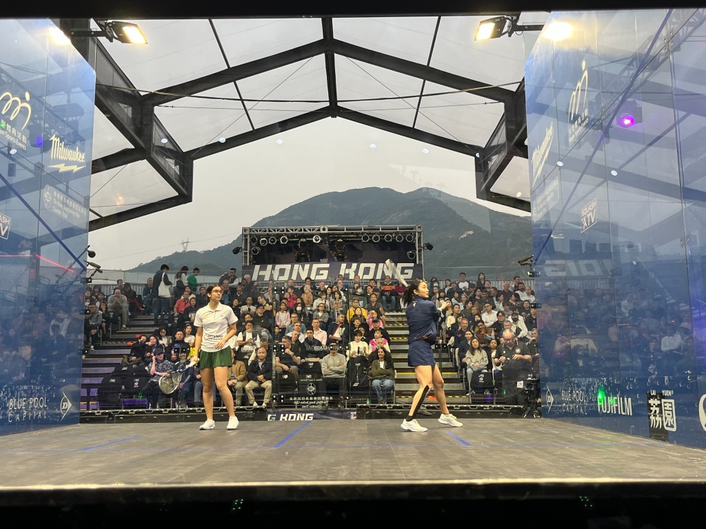 天未黑的海洋公園門前的四面玻璃場。徐嘉華攝