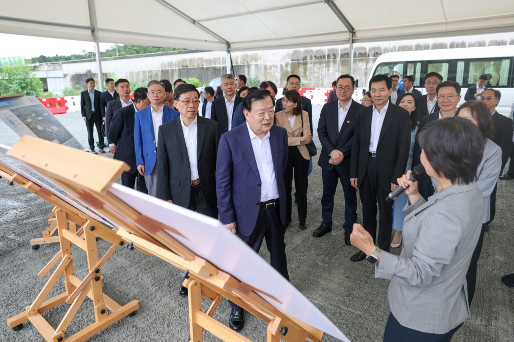 夏寶龍往洪水橋大學城區考察北都大學城區的規劃、發展願景和最新進展。 夏寶龍往洪水橋大學城區考察北都大學城區的規劃、發展願景和最新進展。