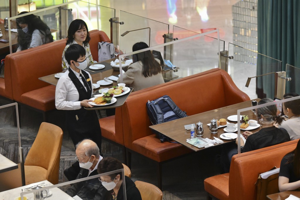 旅游业是香港主要经济支柱之一，惟近年来本港「好客之都」的金漆招牌不再如前，本地餐饮业前线人员服务态度被指不理想，令人留下坏印象，甚至使中港两地服务质素再次受到热议。