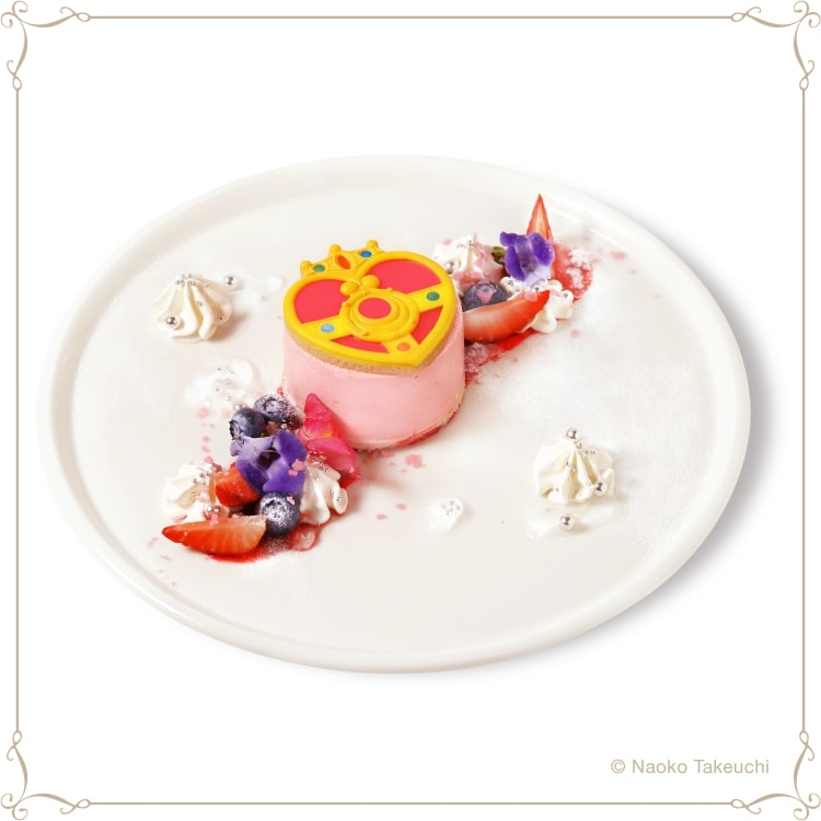 心形甜品拼盤1,730日圓，粉紅色的莓味慕絲，配糖霜曲奇。
