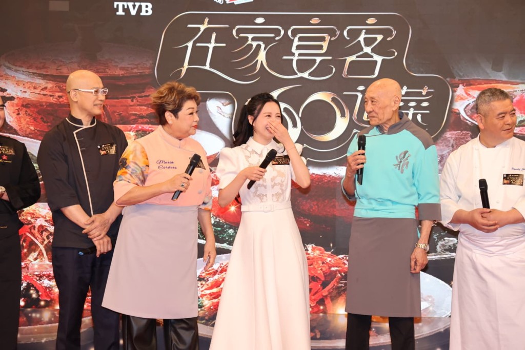 成為眾人取笑對象，龔嘉欣笑不停。