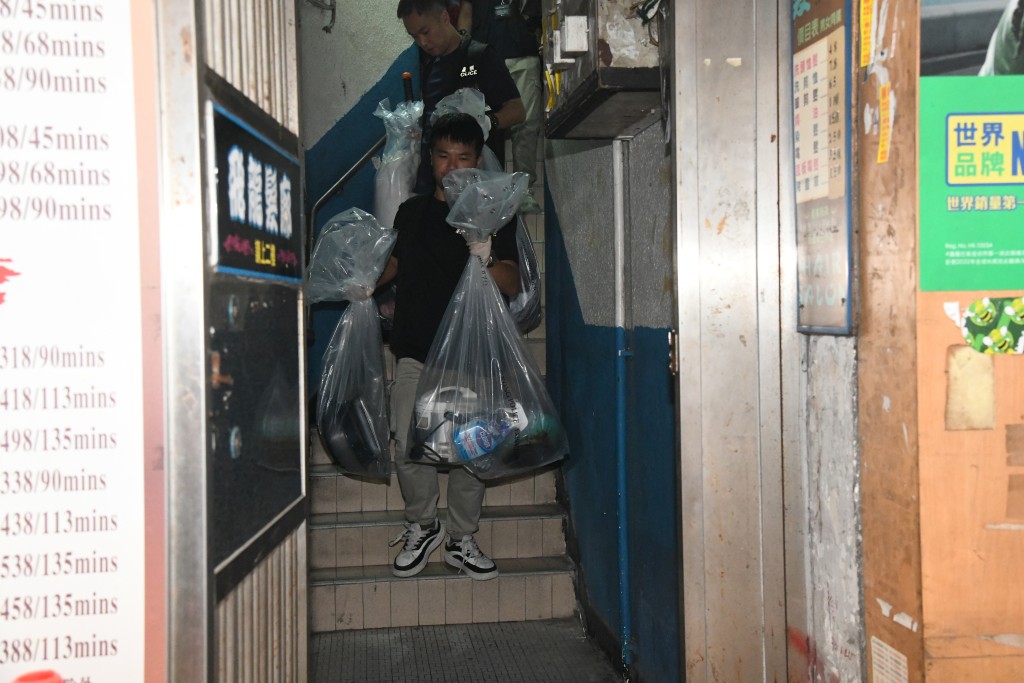 西九龍重案組探員檢走清潔濟等證物。 西九龍重案組探員檢走清潔濟等證物。