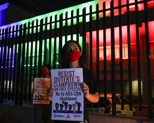 菲律賓媒體龍頭ABS-CBN,因為其經營權不獲續牌面臨停業的爭議延燒至今。AP圖