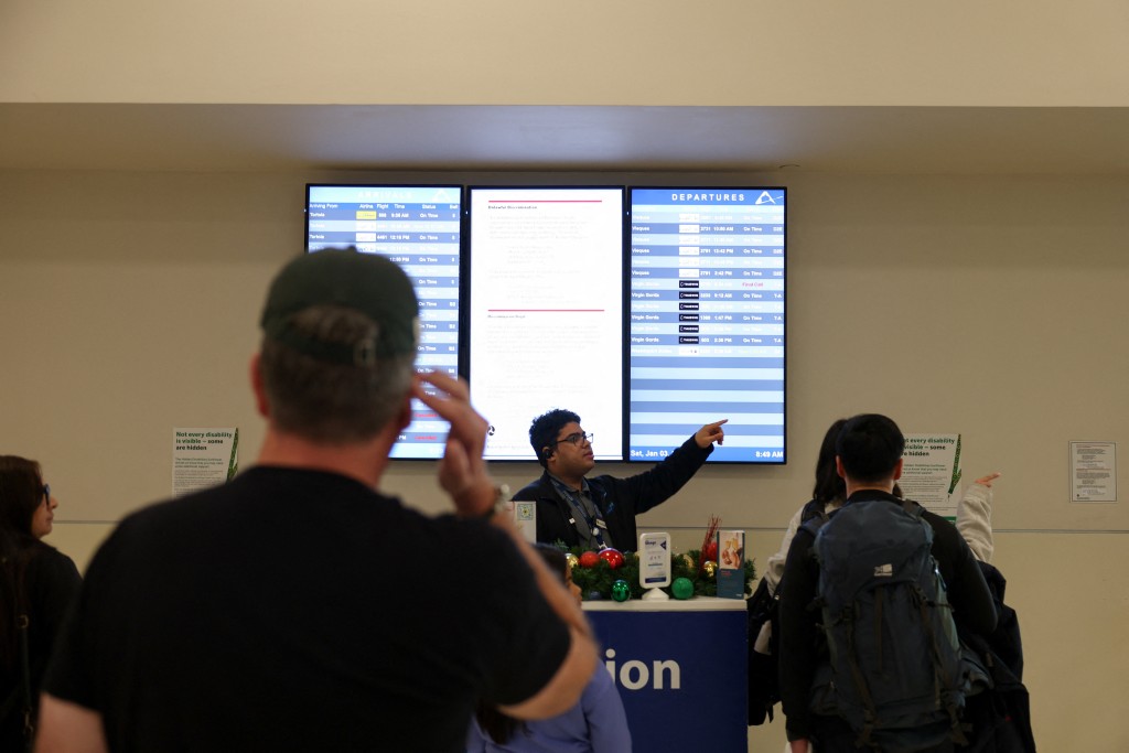 美國逾千班航班取消，大批旅客在機場等候航機復飛。路透社