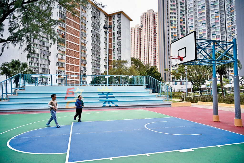 房屋署將「啟業邨」中英文字樣結合6種日出主題色彩融入籃球場看台設計。