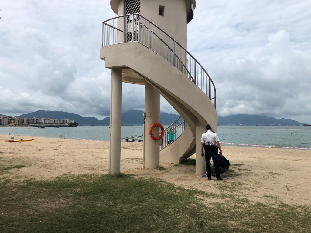警員返回泳灘調查,發現一堆個人物品,未知是否屬於死者。 梁國峰攝