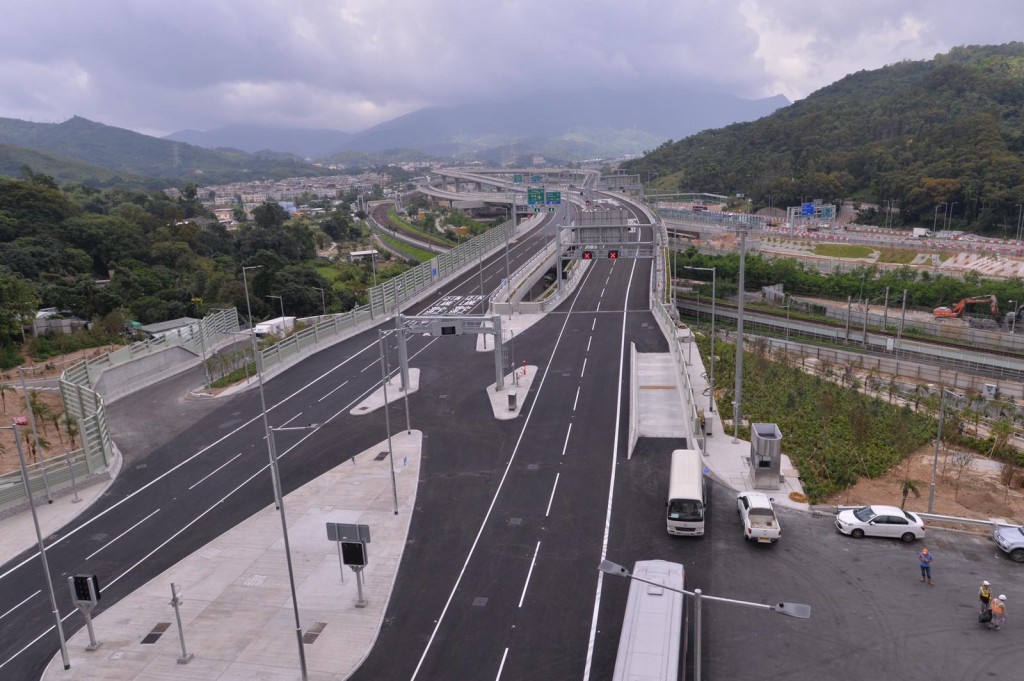 公路将于本月26日（周日）上午8时通车。