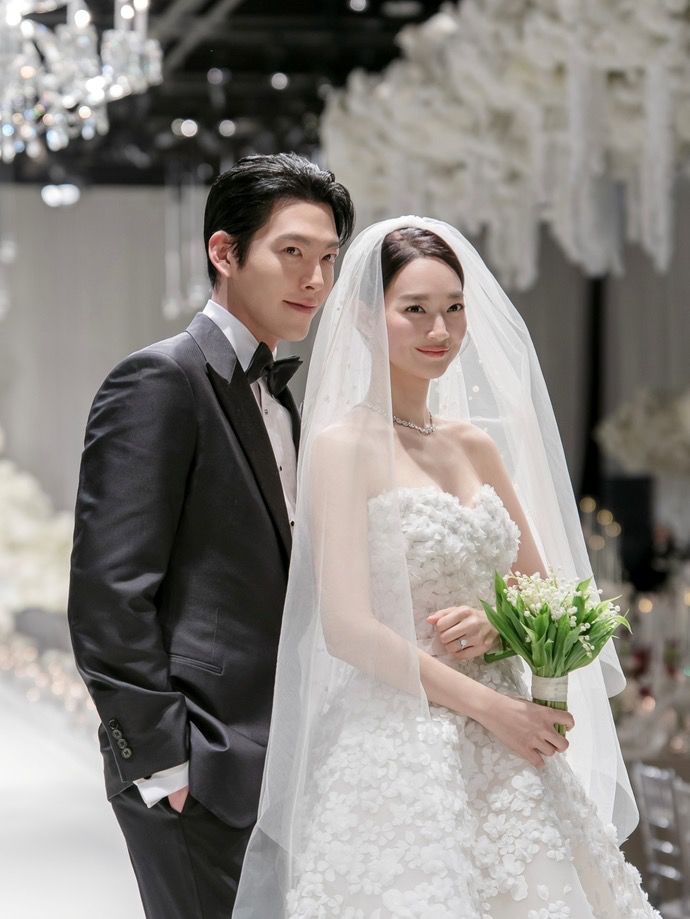 金宇彬與申敏兒在婚禮當日早上已公開一張在雪地的黑白婚照。