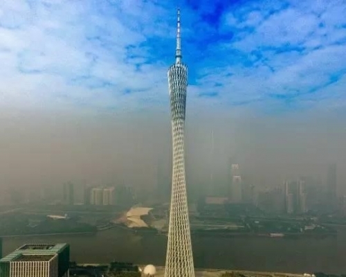 廣州塔分成了藍、灰兩色。《羊城晚報》圖片