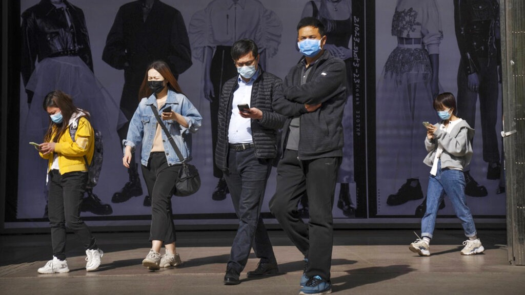 上海过去一日新增2.2万宗新冠肺炎本土确诊个案，成为重灾区。AP图片
